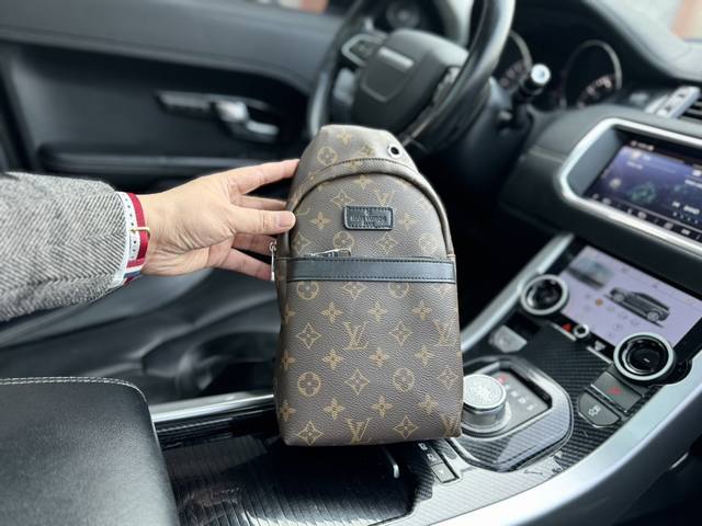 高端货 新款 “Louis Vuitton”Lv 胸包 路易威登 Duo 老花满印拉链开合 单肩斜挎胸包 男款原厂面料高清五金logo标志、专用里内里。顺滑拉链