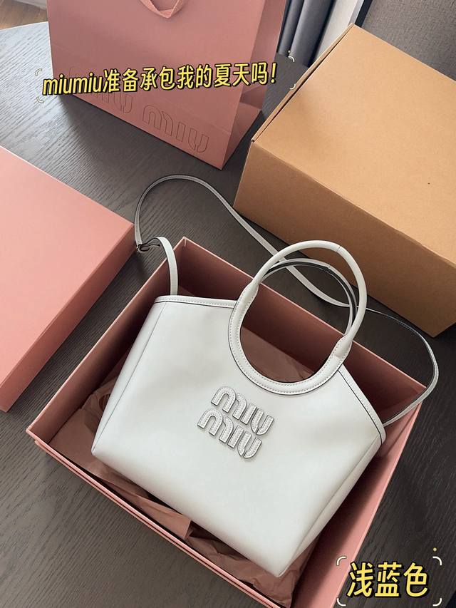 全套包装 Size：21*18Cm Miumiu新款托特tote 今年的风刮的太猛了 老多爆款了！ 这款的版型也太好看了 - 点击图像关闭