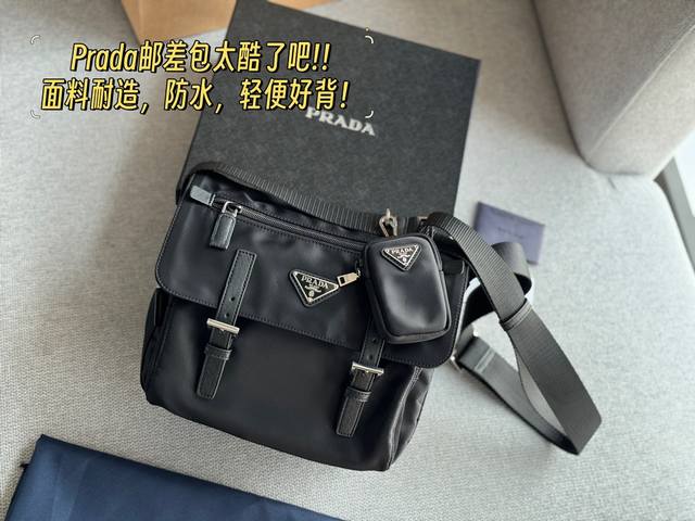 配盒 Size：27*22Cm 推荐prada 男女通用邮差包 时髦、轻便、耐用、防水、能装 优点多多！ 兼具颜值和实用