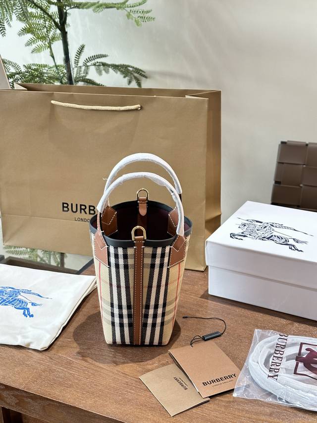 一眼看过去就是精致有品味的burberry女孩ii #Burberry #巴宝莉 Bbr迷你london托特包，精巧托特包，选用棉质帆布面料打造，装饰b