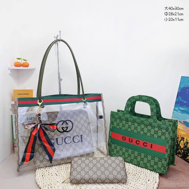 三件套 古驰gucci 购物袋+手提包+钱包 3件套组合 尺寸：大40X30Cm，中28X21Cm，小20X11Cm.