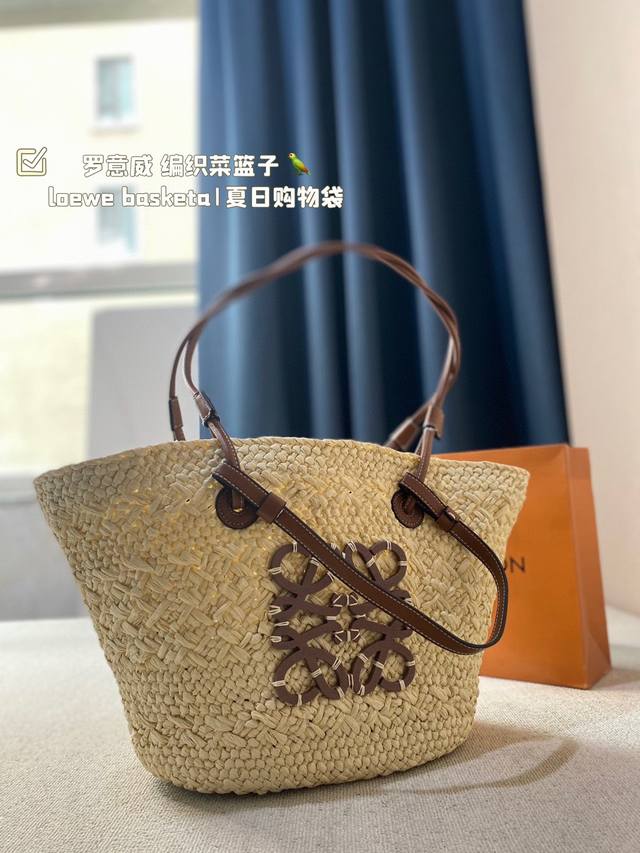 超级火爆的罗意威 编织菜篮子，Loewe Basketa|夏日编织菜篮子 很有好感的一个basket.高级师傅纯手工编织带着loewe经典棕leather跟手提