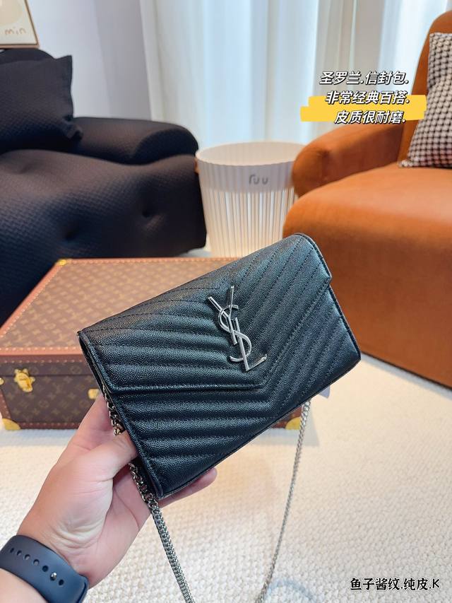 纯皮. Ysl/圣罗兰 信封链条包 专柜新品 明星款 据说上市不到一个月被抢空 超多博主推荐 保留了ysl一贯的摇滚精神 走的都市随性风 值得打call