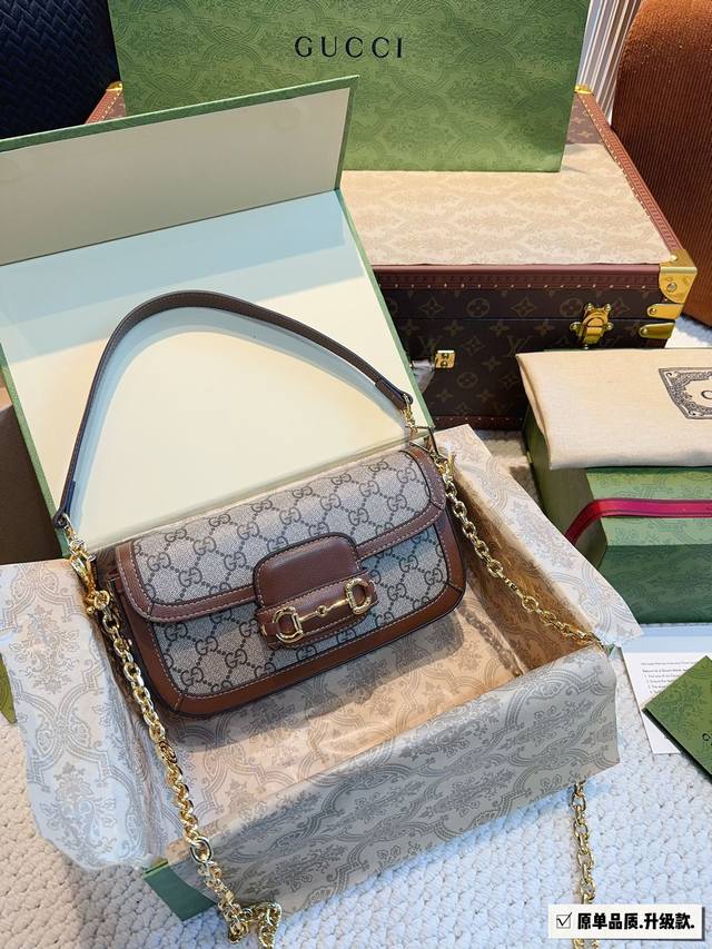 配礼盒 Gucci 1955复古法棍包。 Gucci 1955家族又新填一位新成员在原有的经典马鞍包设计上等比例缩小定型包工艺显得更加小巧精致