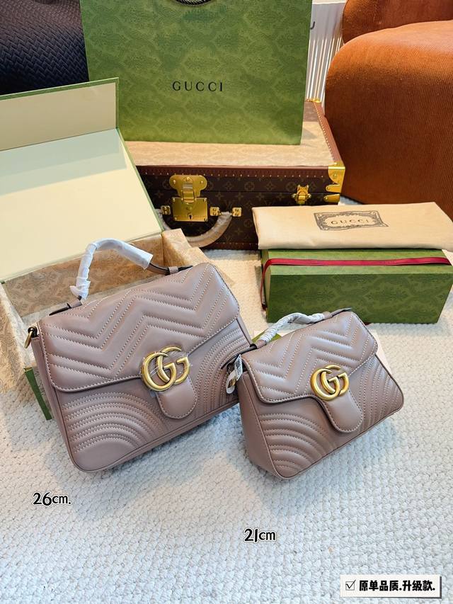 配礼盒 Gucci 古奇 新款 手提马蒙 名字来源于古希腊罗马神话中的酒神 虽为手袋界的新秀 但即使是在it Bag层出不穷的今天 经典包款里也有它一席 - 点击图像关闭