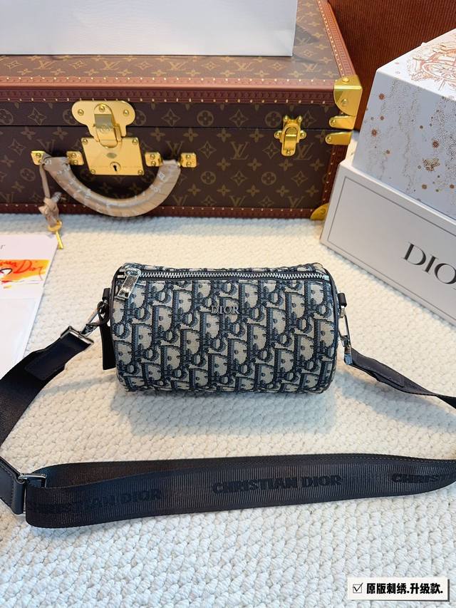 配礼盒 Dior 迪奥 新款枕头包 单肩 斜挎 手提包 美到无法无天的款式 今年简直引领时尚最in元素 上身超级好看 尺寸：20*11*