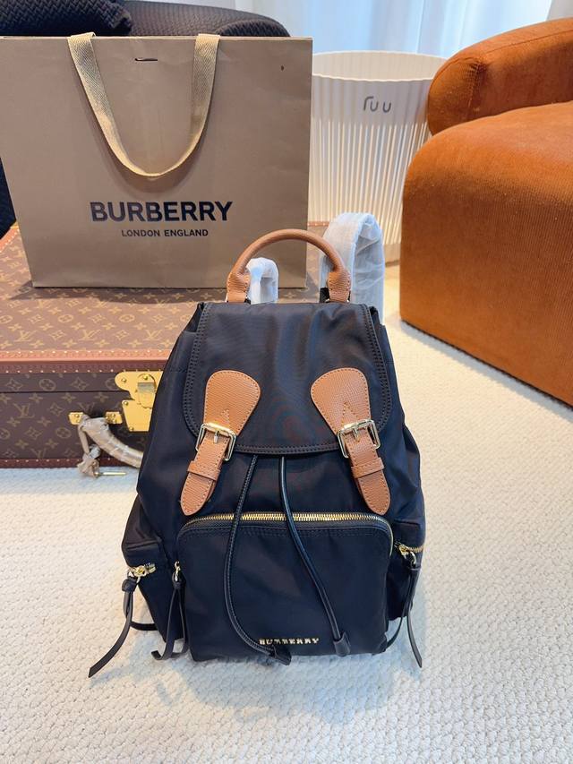 巴宝莉双肩包burberry爆款双肩包款式轻便 背包以标志性 Burberry Trench 风衣面料作为灵感来源采用与棉质嘎巴甸同为密织结构的柔韧尼龙材质可调