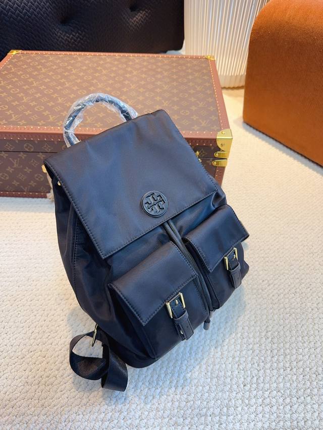 Tory Burch /托里伯奇 尼龙翻盖 双肩包新品。全新造型的，精致小巧真的的超级好看，配色也非常高级，是这一季重点推荐的单品之一 尺寸：27*12*33C