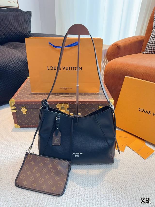 Lv Carryall 新款购物袋 这款包真的太有味道了，浓浓的复古风情，Vintage 的精髓体现的淋漓尽致，灵感源自档案馆的复古细节，尤其值得称道的莫过于可