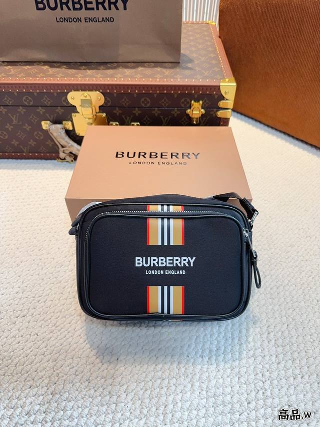 配礼盒. 巴宝莉 Burberry 尼龙相机包 百搭到没朋友 就是酷 时尚感超强 辦识度很高 材质超轻很能装，上身也帅气尺寸：2