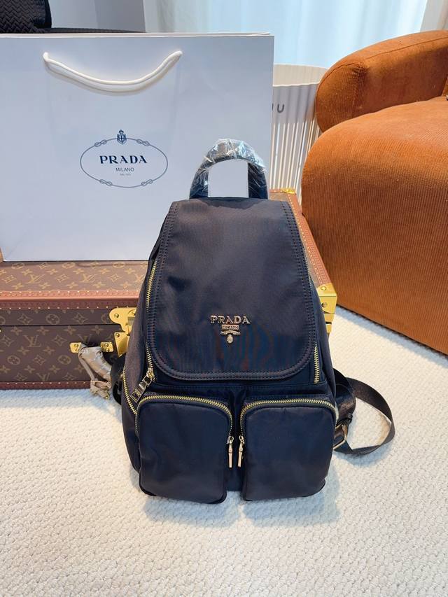 Prada.帆布 双肩包 慵懒随性又好背 上身满满的惊喜 高级慵懒又随性 彻底心动的一只 尺寸：24*14*34Cm