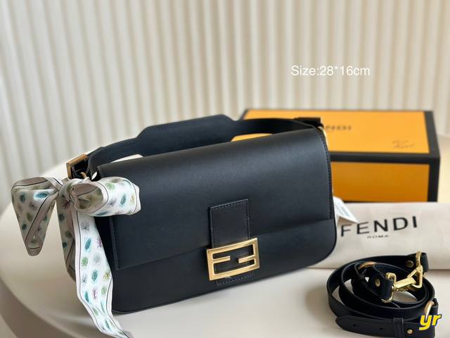 折叠盒 Fendi Baguette法棍包中号第一眼就觉得砸中了我。加上中号有一根较长的肩带，非常实用。中号的装两个手机，钱包，钥匙，墨镜，口红，粉饼都