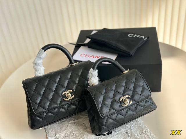 折叠盒 以coco仙女小姐本尊命名的coco Handle Bag~盐手上这只是coco Handle Mini款它是香奈儿为数不多有手柄的包包半圆形手