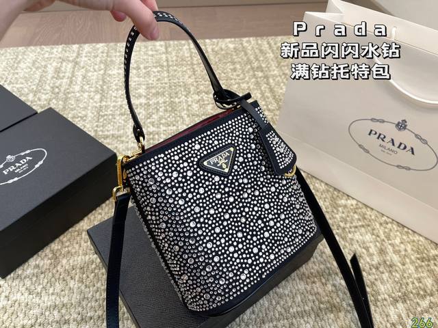 配盒 Prada 普拉达新品 闪闪水钻 满钻托特包 哇咔咔！整个包都是闪钻镶嵌成的水钻prada Hobo包包 在灯光下blingbling的闪。尺寸：