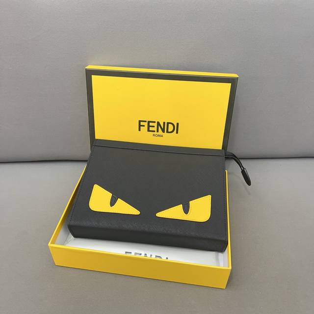 Fendi 芬迪 小怪兽手拿包 夹包 男包 采用精湛镶嵌细工，经典百搭 实物拍摄 原厂原版面料 高端品质 配送防尘袋 礼盒 27 X 20 Cm。 Dd