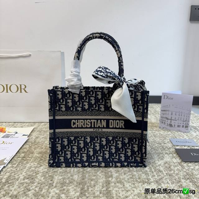 折叠盒 原版布 Dior Book Tote 由玛丽亚．嘉茜娅．蔻丽 Maria Grazia Chiuri 呈献的 Book