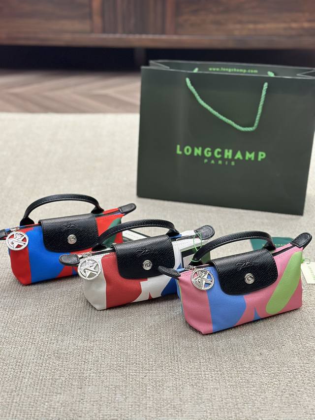 珑骧robert Indiana 联名来啦！ Longchamp X Robert Indiana 系列 珑骧新品联名即将重磅起航 由爱