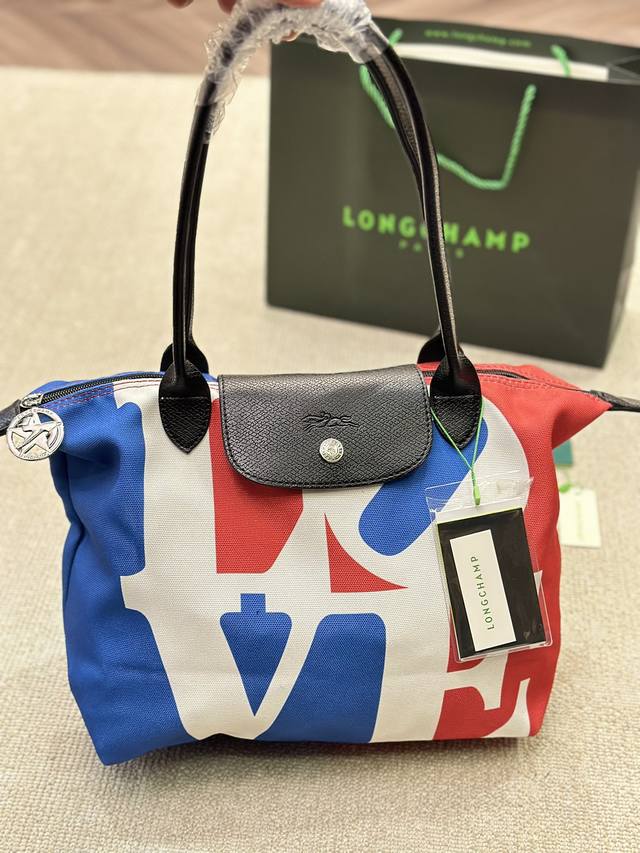 珑骧robert Indiana 联名来啦！ Longchamp X Robert Indiana 系列 珑骧新品联名即将重磅起航 由爱