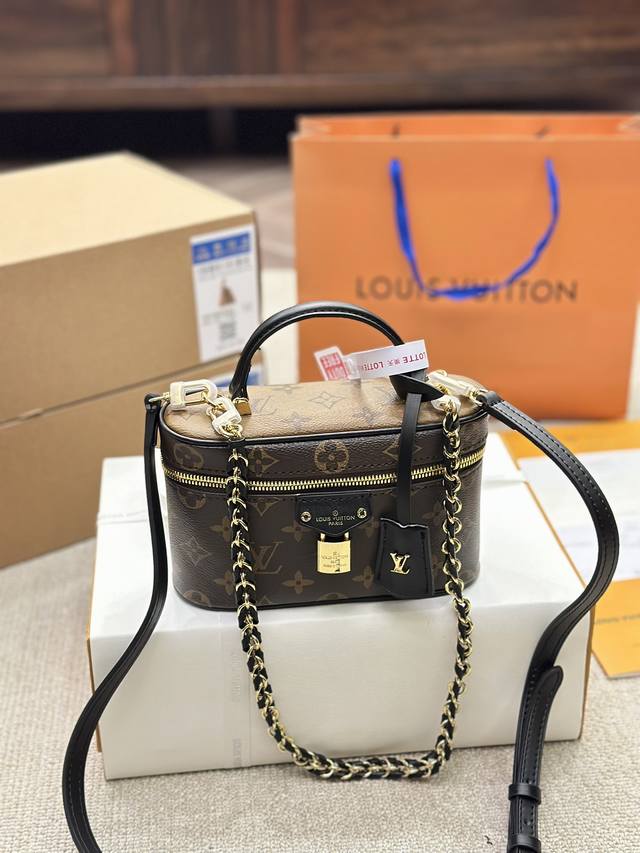 专柜对版包装 Lv 2024 Vanity Chain Pouch 手袋/包包 Vanity Chain Pouch 手袋以经典化妆箱为灵感，同