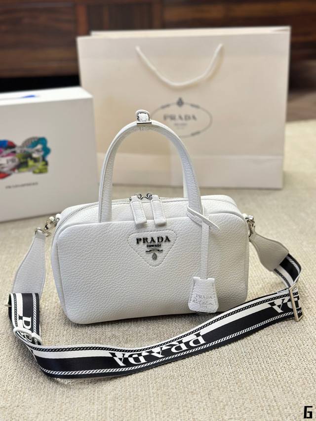 Prada 托特包 慵懒随性又好背 上身满满的惊喜 高级慵懒又随性 彻底心动的一只 Size：24 14Cm