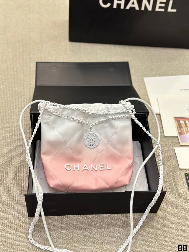 Chanel 金币垃圾袋 慵懒随性又好背 上身满满的惊喜 高级慵懒又随性 彻底心动的一只 Size：20 22Cm Dd