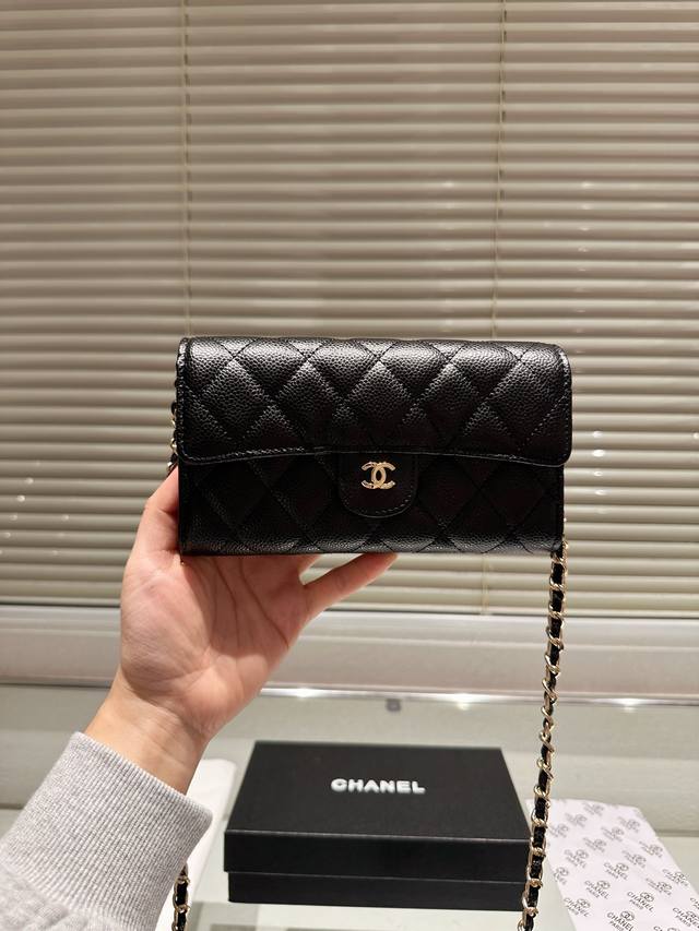 配盒 Size：18*10Cm 又不小心把小香家 钱包用法发挥到了极致留！ 绝呀 Chanel 没想到钱包还能这样改造