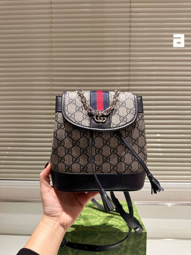 折叠礼盒 Gucci 新品双肩包 原版品质！精工制作 Gucci/古奇 经典调配件 Gucci 古奇最新火款 注意！细节 这款购物袋 将标志性图