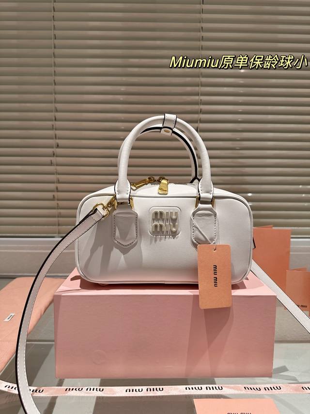 原单小号 Miumiu-Softy Padded 新款 Softy Padded 手袋是对经典 Bauletto 造型的重新诠释，其简洁利落的剪