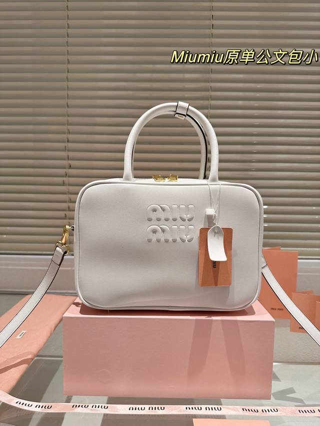 进口头层牛皮 Miumiu限定款出勤包 简单又好看 Miumiu出勤包不但颜值高，而且超级实用，笔记本电脑 还有资料放进去是完全够用的，