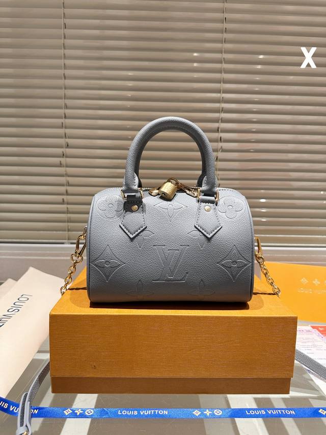 雾霾蓝 Lv Speedy 20Cm枕头包 无论版型 内里和专柜毫无差别 真正原版复刻 内里可拆卸 火遍全球的爆款机场大包 机车女神包 明星同款 贵气而