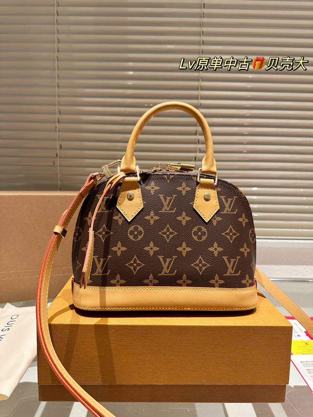 大号 Lv Lv Alma Bb老花贝壳包 原版高品质 包包这款retiro 手袋以标志性的老花面料制成 经典永恒。优雅低调的外形设计和宽敞的包身更加入