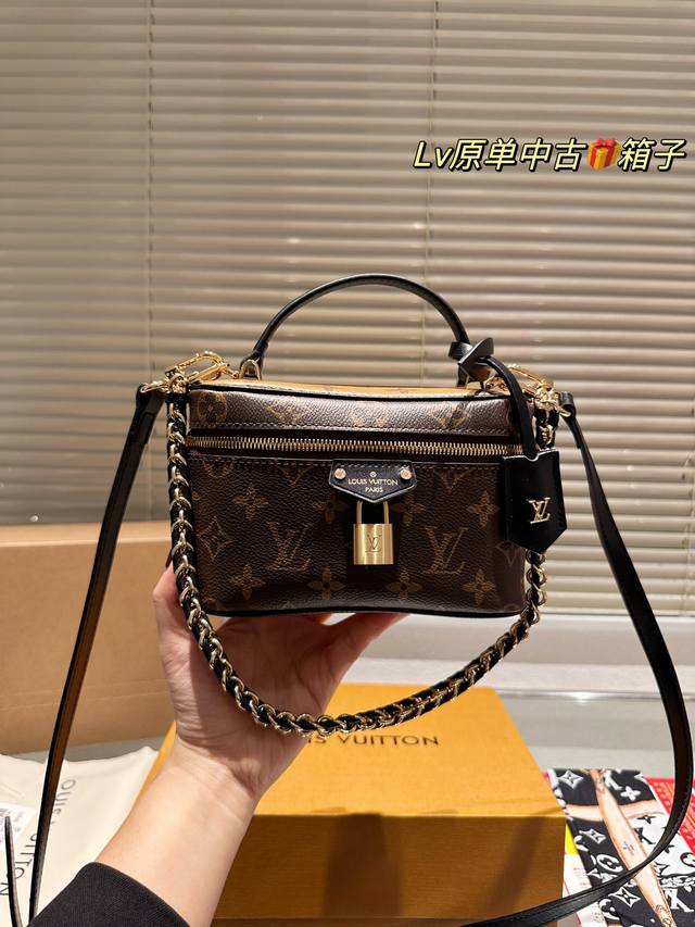 专柜对版包装 Lv 2024 Vanity Chain Pouch 手袋/包包 Vanity Chain Pouch 手袋以经典化妆箱为灵感，同