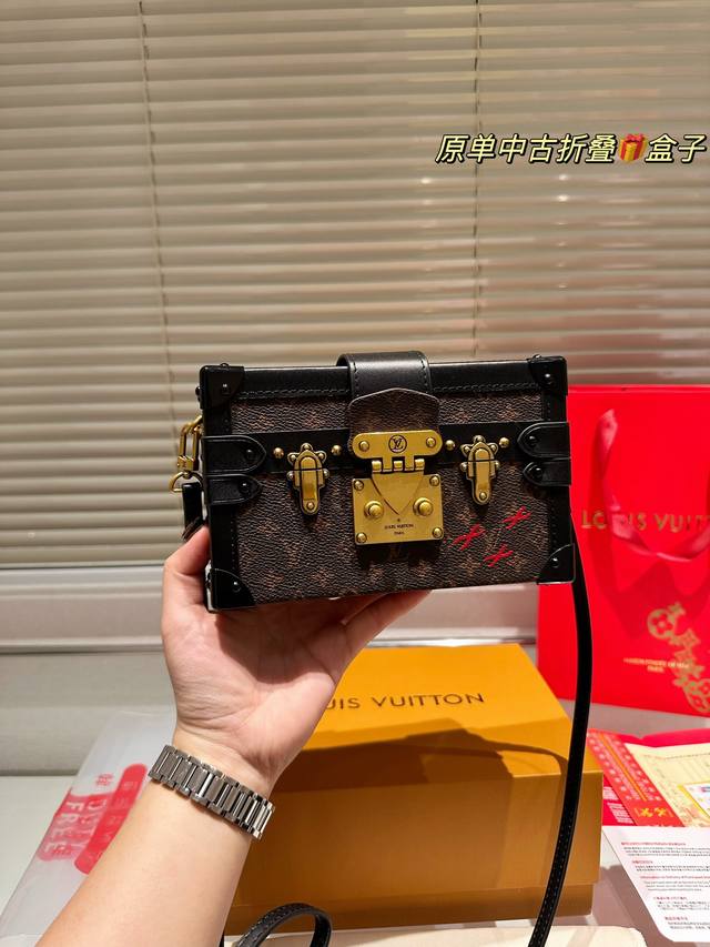 原单 配盒子 Size：19*12Cm Lv 小盒子petite Malle 这个小盒子的颜值太高啦！ 太cute了！ - 点击图像关闭