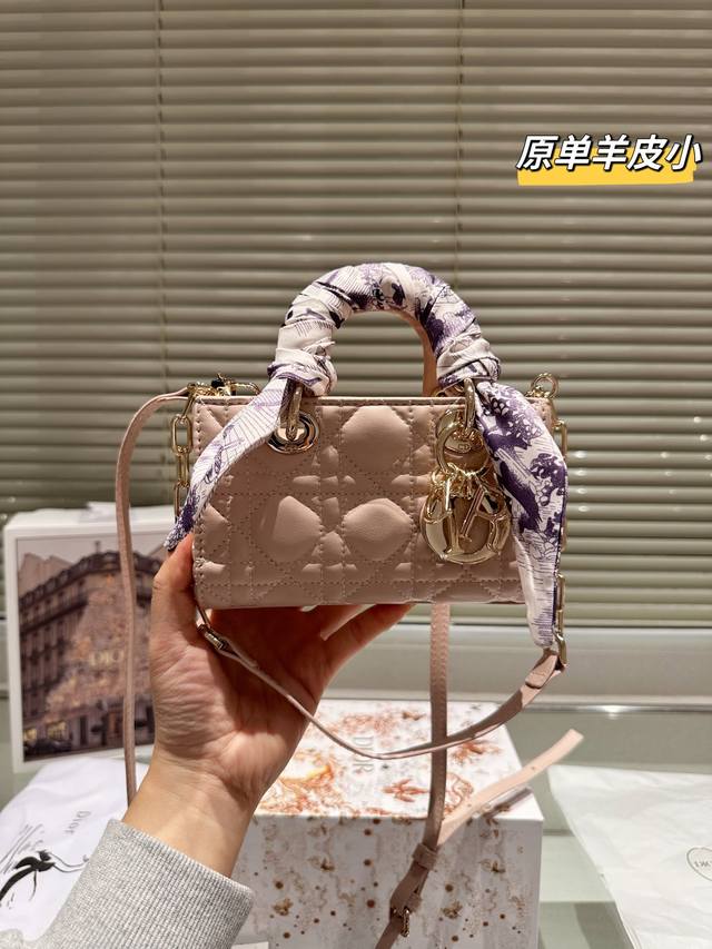 原单 155 配折叠礼盒飞机盒 尺寸：Size: 22Cm 17Cm 高品版.升级出货 Dior 戴妃磨砂款 更加加分！