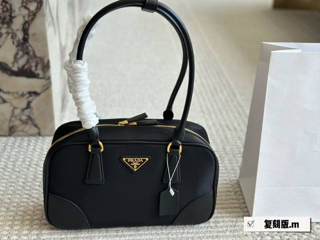 配盒 Size：30 17Cm Prada Hobo中古腋下包 皮质肩带更复古硬挺一些 多了一份随意和简单， 完全的时尚