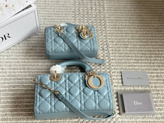 Dior Lady新品长款 雾霾蓝 全套包装 迪奥全新d-Joy强势回归，大爆款的节奏心，包包自带两条肩带，多种背法，上身又美又飒，经典的菱格设计，搭配