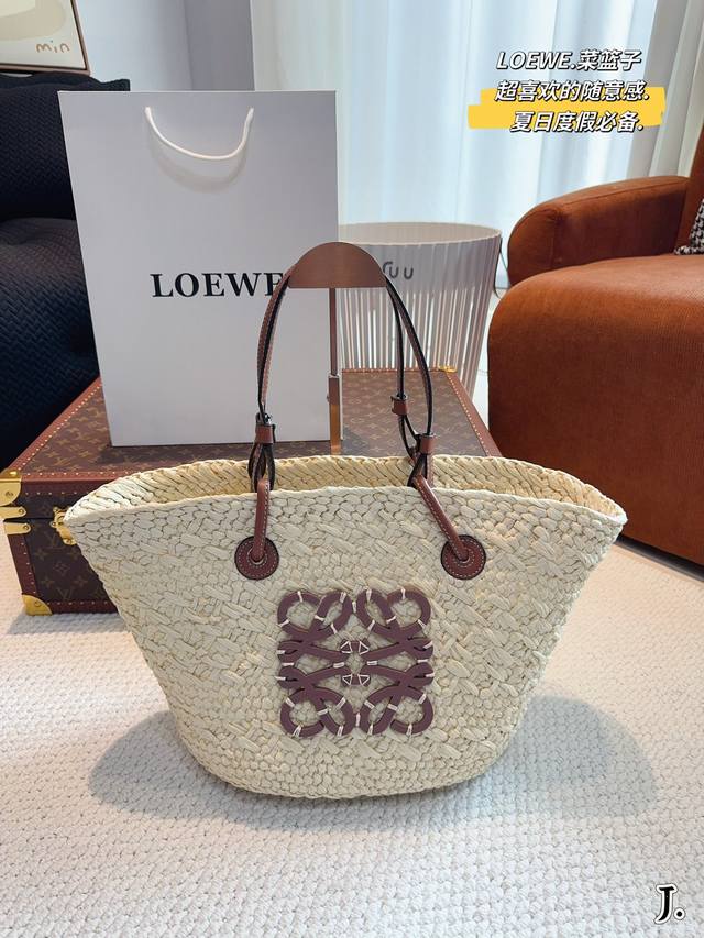 罗意威 Loewe 草编包 采用拉菲草手工编织成的托特包国充满了度假的气息容量让人感觉能装下整个夏日◎时髦的外观完全是集美们旅游的首选上装下一整个夏天~尺寸：2