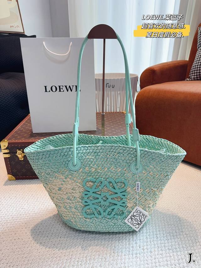 罗意威 Loewe 草编包 采用拉菲草手工编织成的托特包国充满了度假的气息容量让人感觉能装下整个夏日◎时髦的外观完全是集美们旅游的首选上装下一整个夏天~尺寸：2