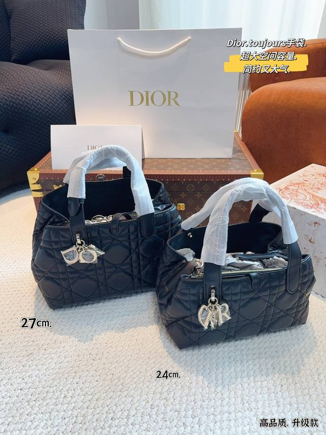 Dior/迪奥 新款toujour 系列 23早春新包型 就是鼓鼓囊囊的小福袋 好可爱 腾格纹dior 吊坠 乖乖女的甜美感 这只绝不放弃是小废包 可以