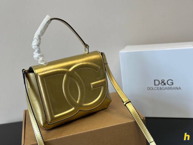 配盒 Bags Napoli 手袋灵感日记夏日优雅纷呈，＃Dolcegabbana 多样手袋丰富你的百变造型在dg包袋家族中，创意总监stefano和d