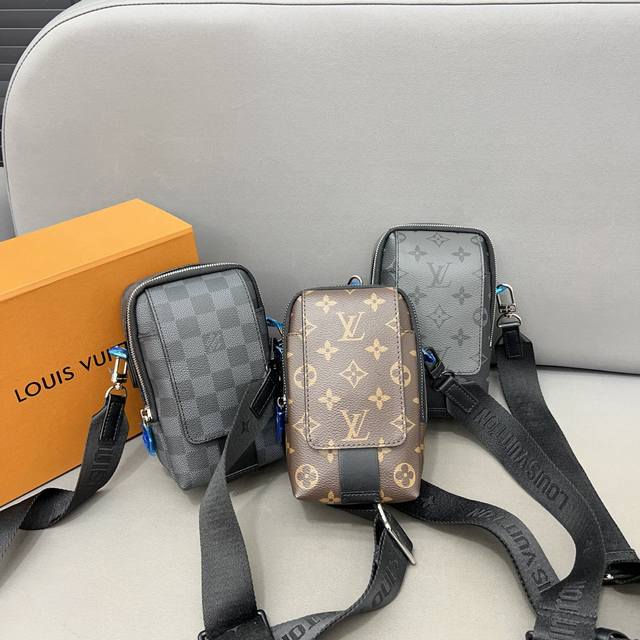 Louisvuitton 路易威登 Double Phone Pouch 牛皮手机包 单肩斜挎包 采用精湛镶嵌细工，经典百搭 实物拍摄 原厂原版面料 配