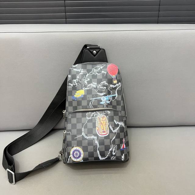 Louisvuitton 路易威登 Avenue系列胸包 斜挎包 男女通用单肩包 采用精湛镶嵌细工，经典百搭 实物拍摄 原厂原版面料 配送防尘袋 32