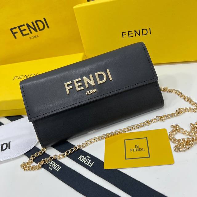 Fendi 2607颜色 黑 棕尺寸 19*10.5*3.5Fendi 专柜同步，可肩背专柜品质顶级进口牛皮 海外订制钥匙扣五金 做工油边精湛