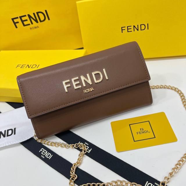 Fendi 2607颜色 黑 棕尺寸 19*10.5*3.5Fendi 专柜同步，可肩背专柜品质顶级进口牛皮 海外订制钥匙扣五金 做工油边精湛