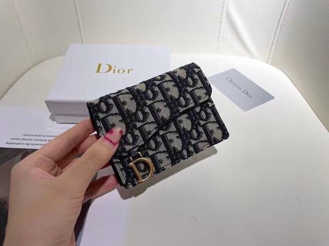 Dior 0611 颜色 黑色尺寸：10.5*7 Dior 专柜最新款出货！D家新款马鞍小卡包出货！小小一只，能放十几张卡和几张现金，对于现在人来说足够