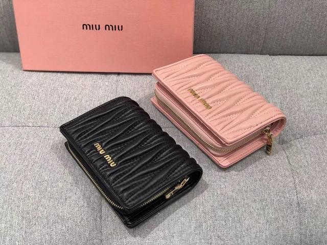 Miumiu 5196颜色 黑色 粉色尺寸 13.5*9.5*3.5 Miumiu专柜最新款火爆登场！采用头层小羊皮，做工精致， 媲美专柜！多功能小钱包