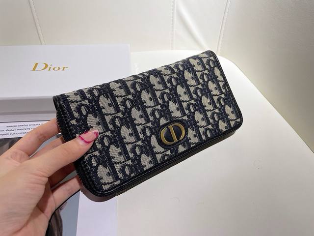 Dior 0936颜色 黑色尺寸：19.5*10.5*3 Dior专柜最新款！Dior长款拉链钱包oblique 印花正面饰有“Cd”徽标，搭配头层牛皮