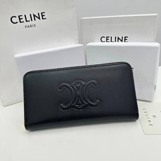 Celine A13颜色 黑色 棕色尺寸 19*10.5*3.5 Celine 专柜同步，Triomphe Cuir大号拉链钱夹 ，光滑小牛皮材质，小牛