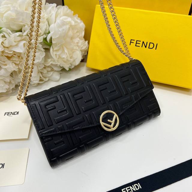 Fendi 2601颜色 黑色尺寸： 19*10.5*3.5 Fendi 专柜同步，可肩背专柜品质顶级进口牛皮 海外订制钥匙扣五金 做工油边精湛