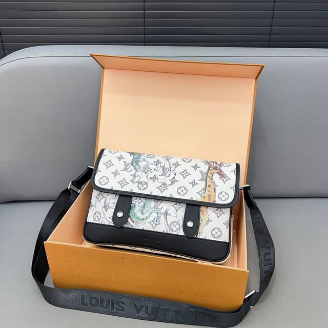 Louisvuitton 路易威登 Messenger 动物园系列 长颈鹿限定翻盖邮差包 斜挎包单肩包采用精湛镶嵌细工，实物拍摄 原厂原版面料 配送礼盒